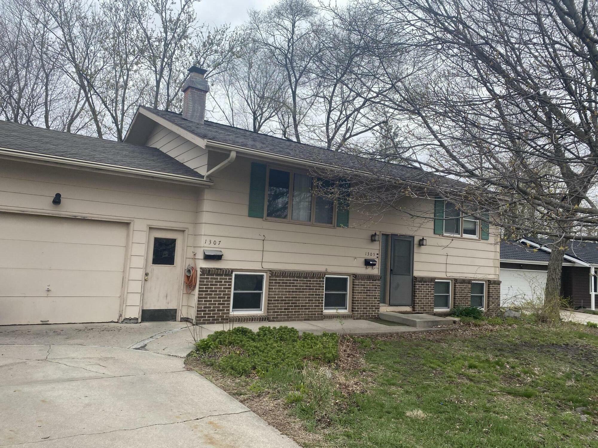 Property Photo:  1305/1307 Iowa Circle  IA 50014 