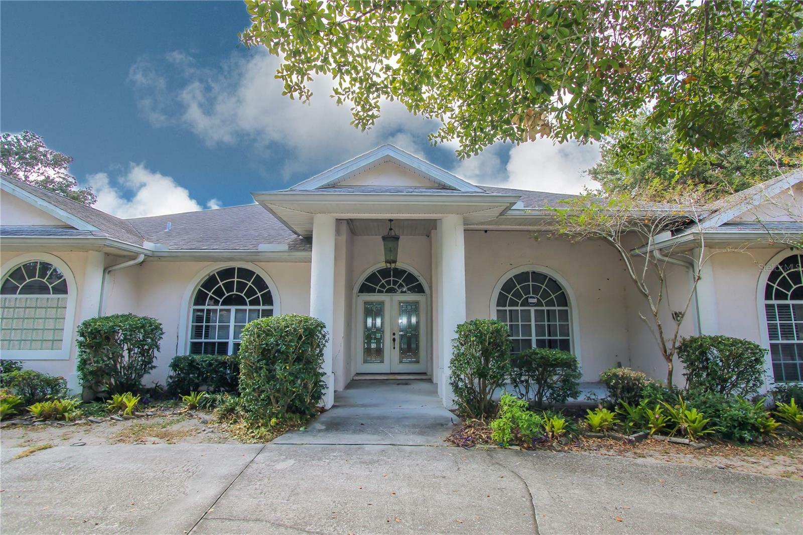 Property Photo:  1312 Estatewood Drive  FL 33510 