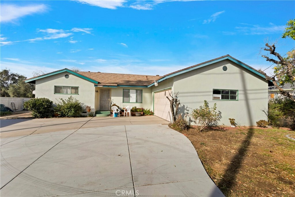 Property Photo:  9620 Tamarind Avenue  CA 92335 