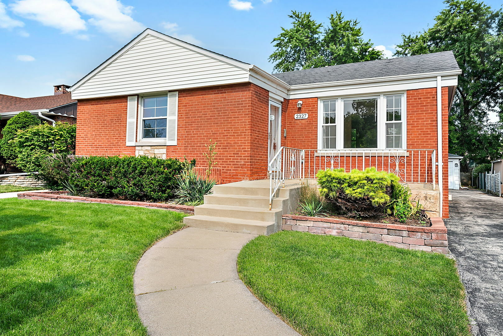 Property Photo:  2327 S 5th Avenue  IL 60546 