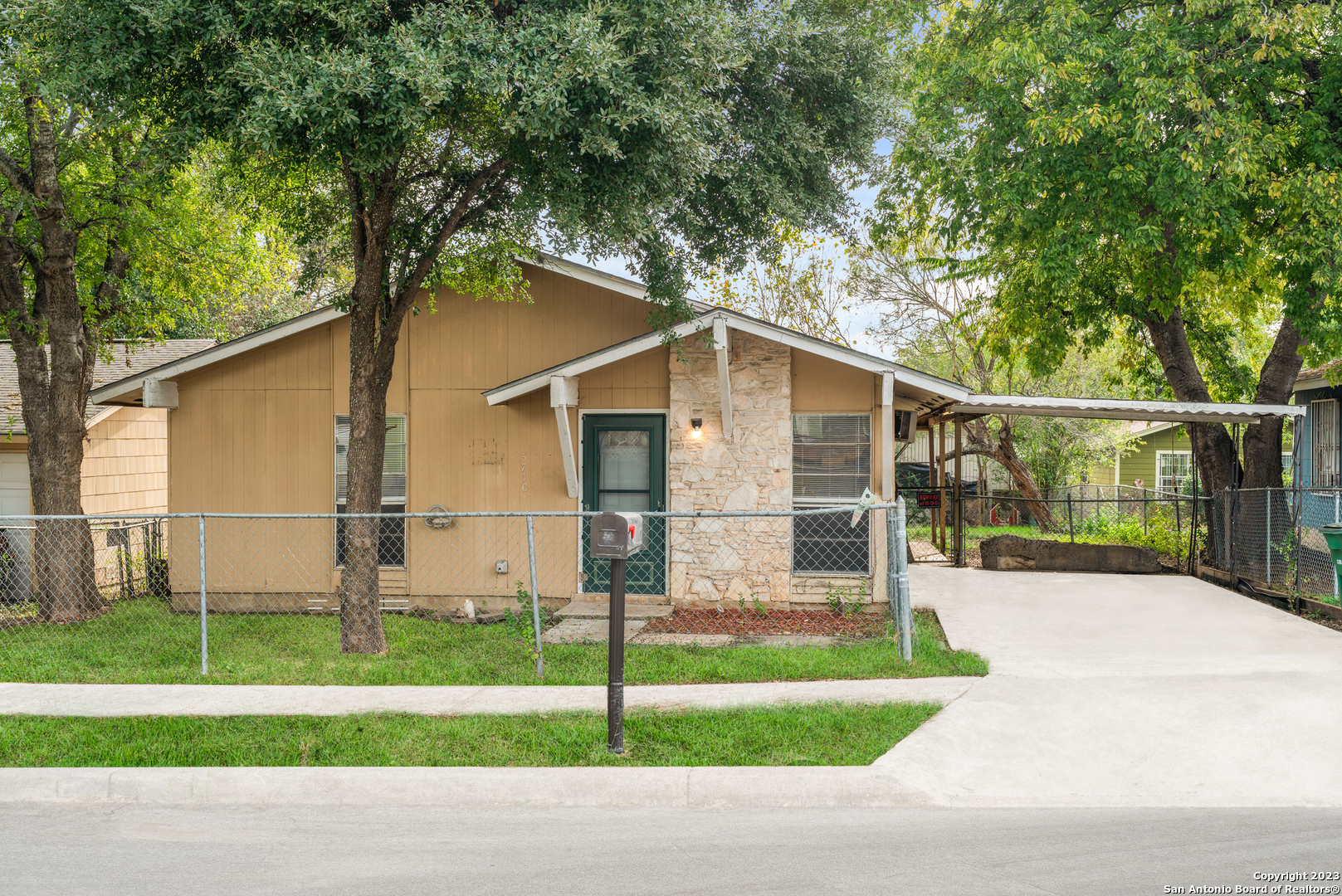 Property Photo: 5710 Broken Lance St TX 78242