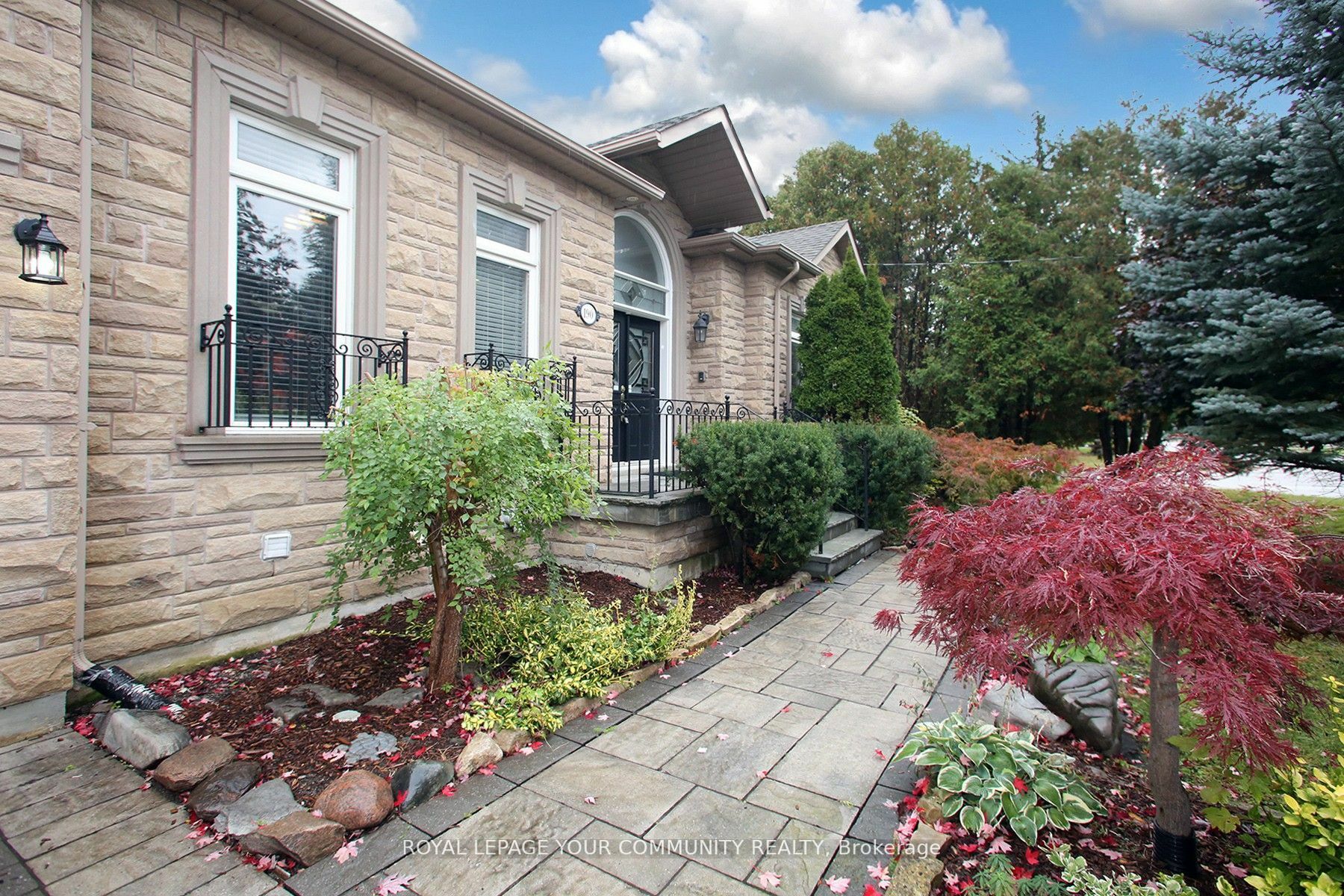 Property Photo: 190 Lawrence Ave ON L4C1Z5