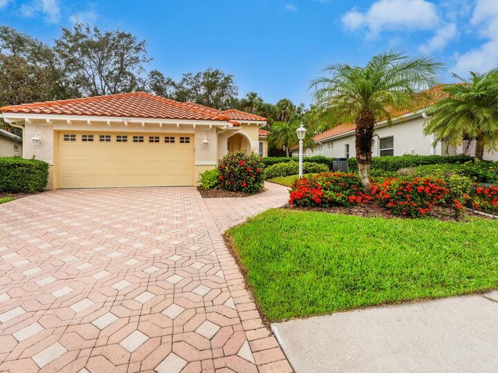 Property Photo:  8332 Canary Palm Court  FL 34238 