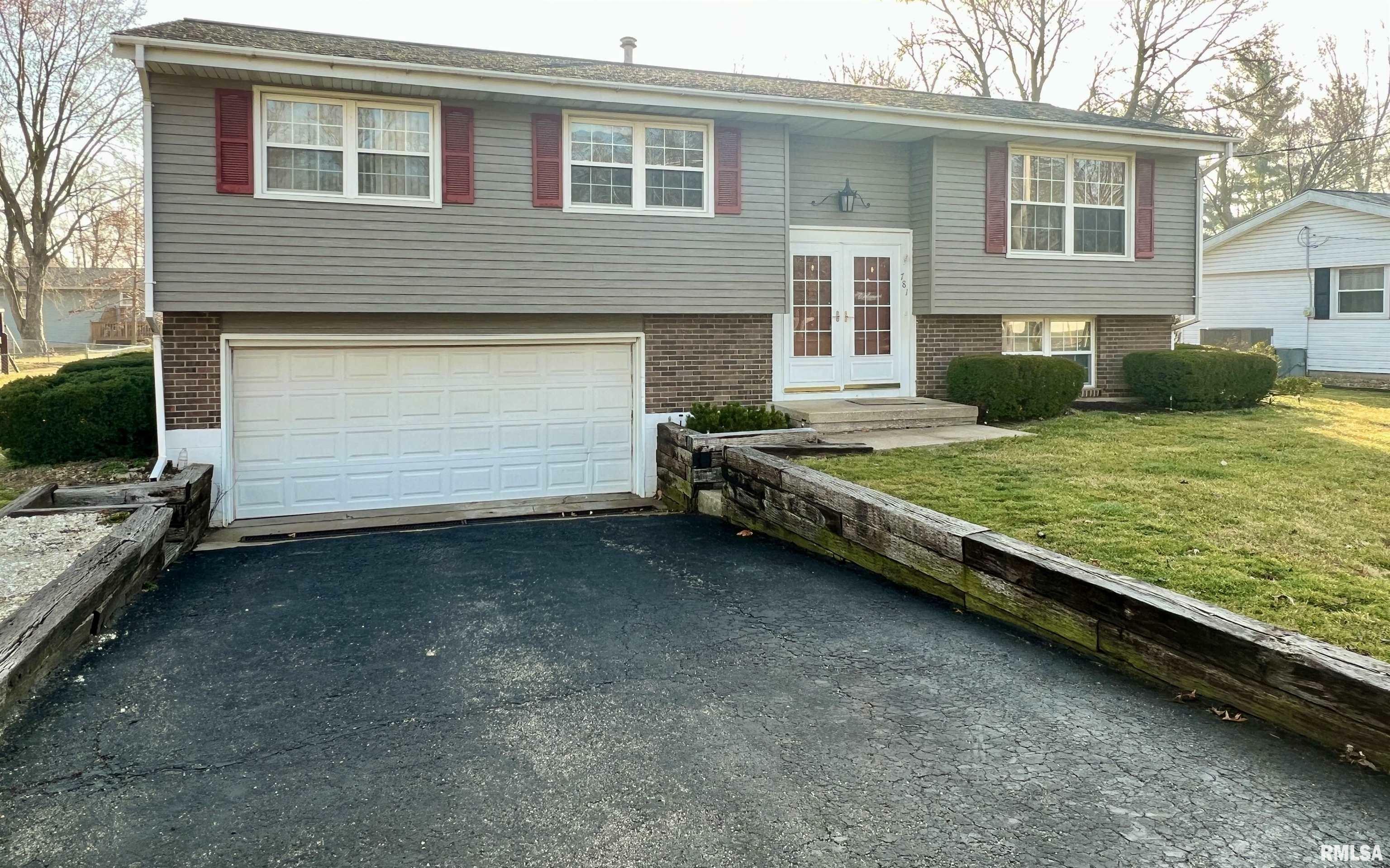 Property Photo: 781 S Market Street IL 61448