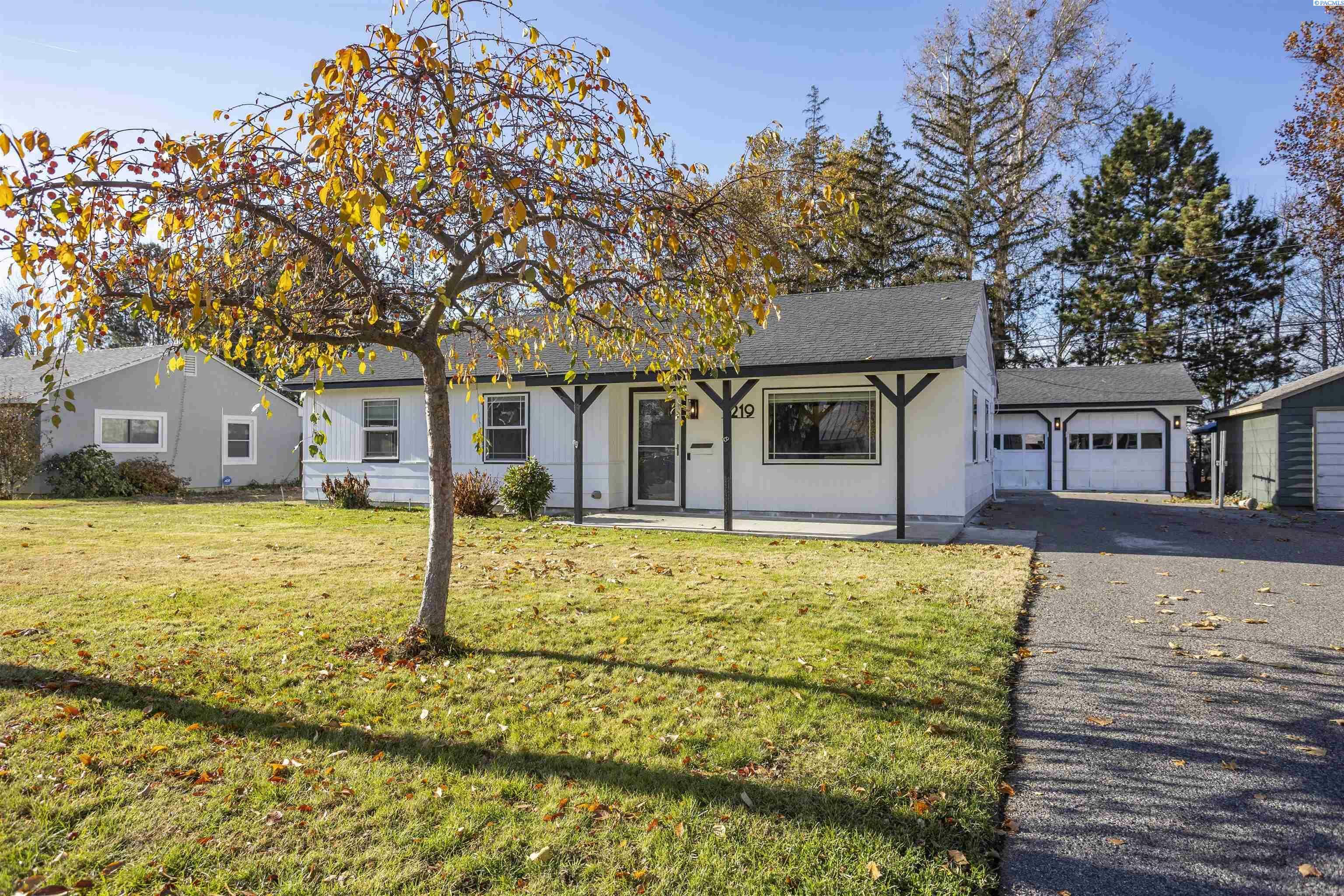 Property Photo:  1219 Cottonwood Dr  WA 99352 