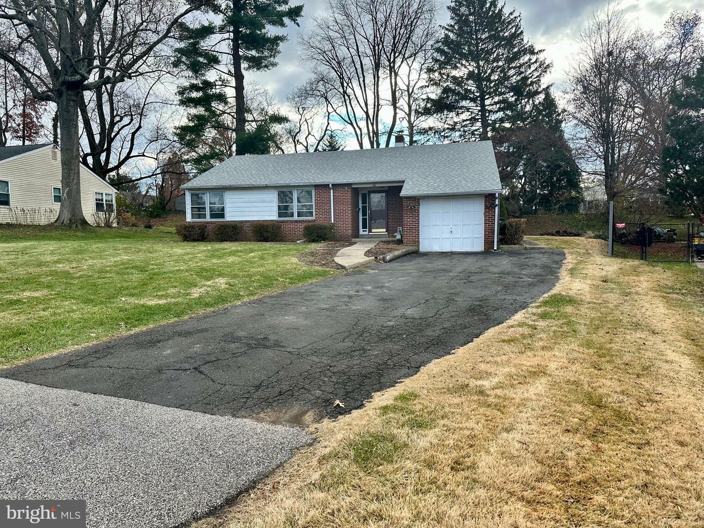 Property Photo:  1014 W Heather Road  PA 19075 