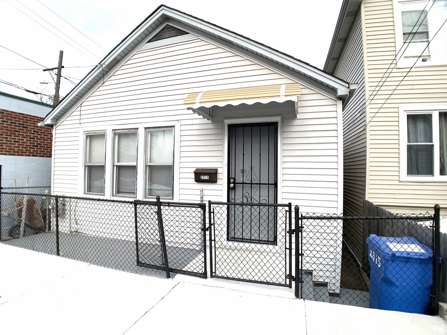 Property Photo: 2915 S Keeley Street IL 60608