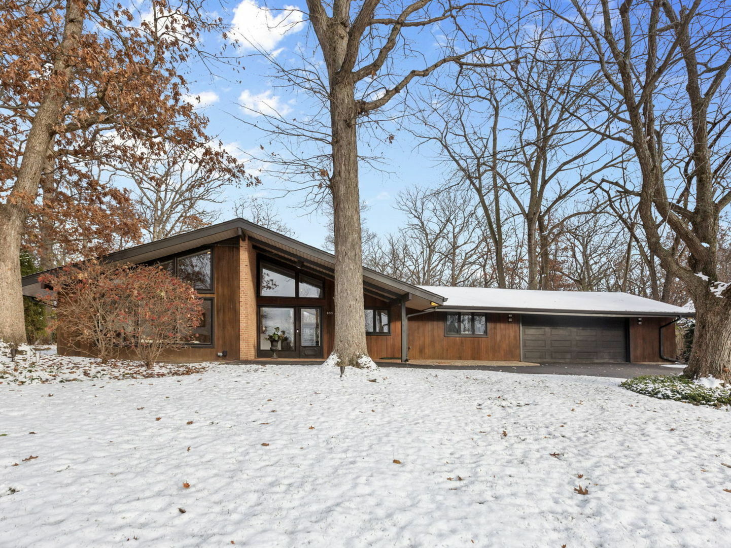 Property Photo: 833 Timber Lane IL 60045
