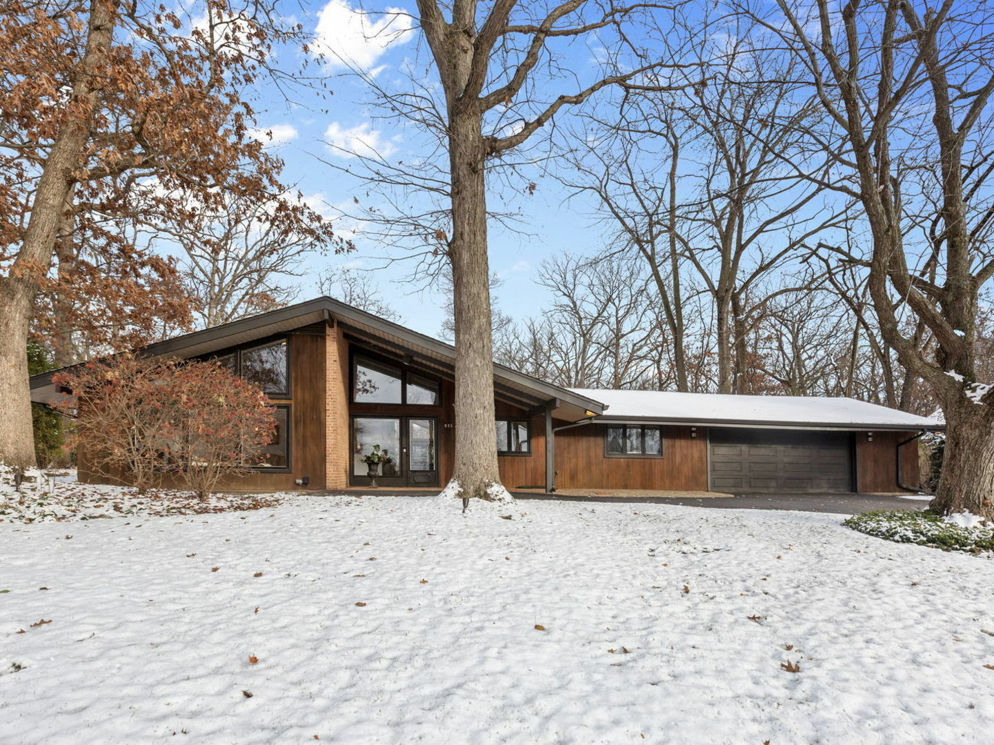 Property Photo:  833 Timber Lane  IL 60045 