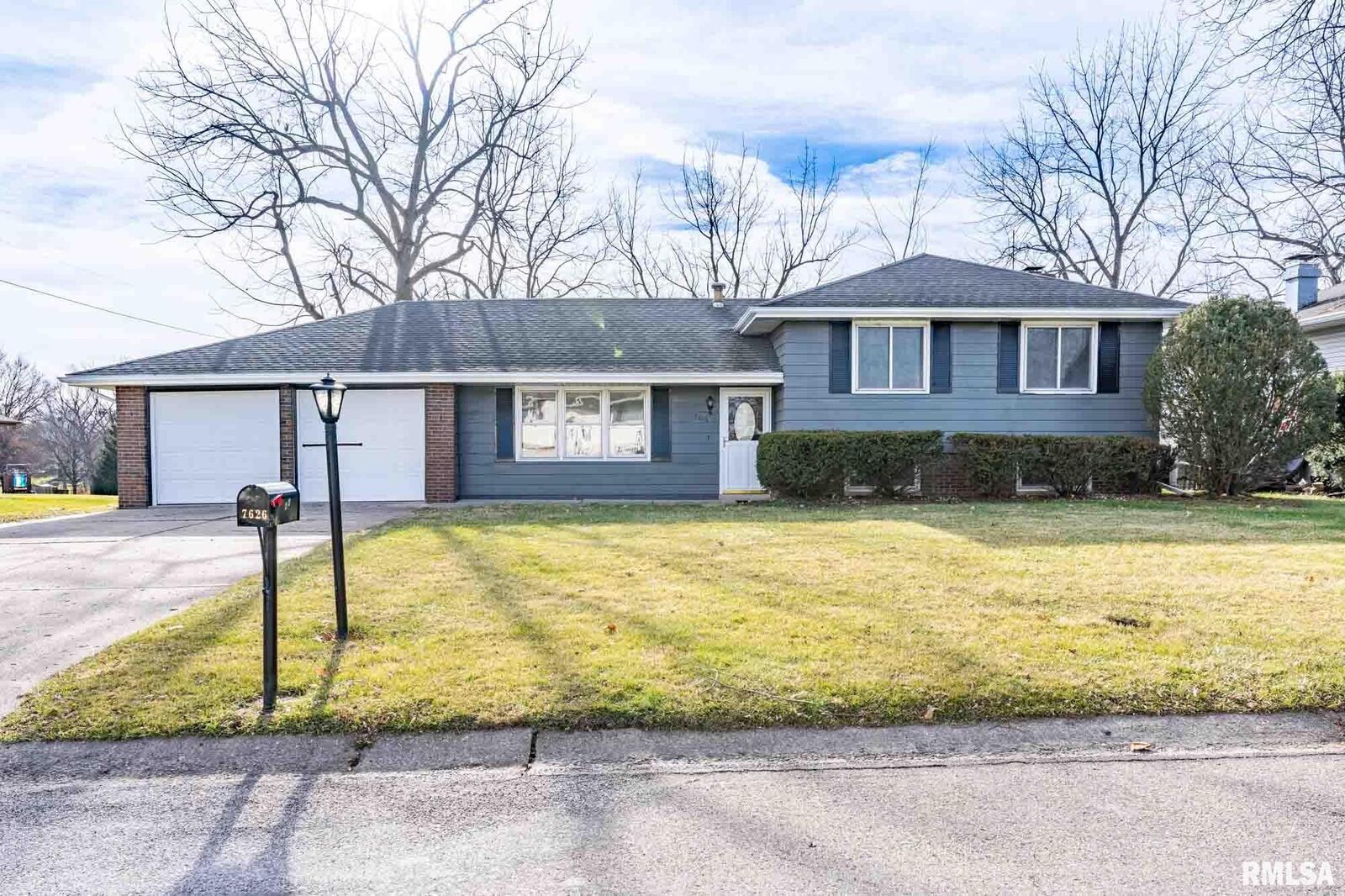 Home for sale in Peoria 7626 W Mohawk Trail, Peoria, IL 61604