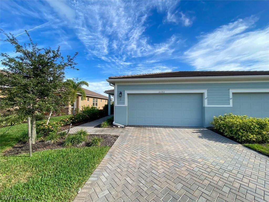 Property Photo:  10263 Bonavie Cove Drive  FL 33966 