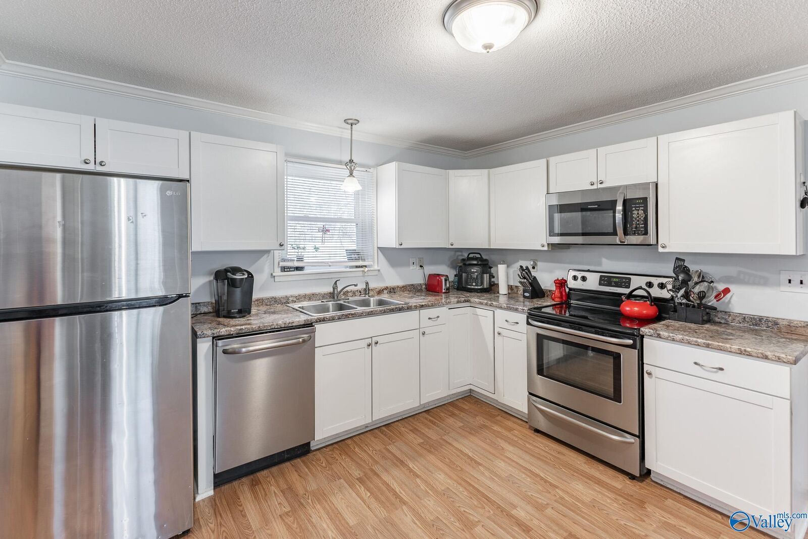 Property Photo: 1615 Woodview Drive SW AL 35640