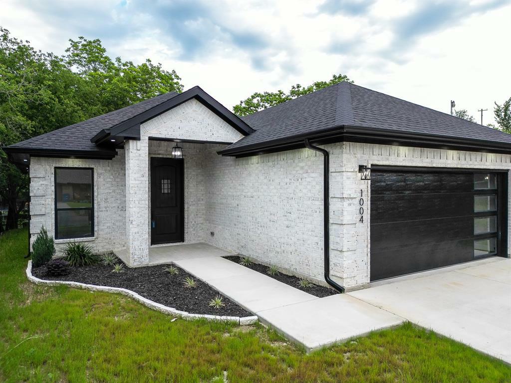 Property Photo:  1004 N Clay Street  TX 75119 