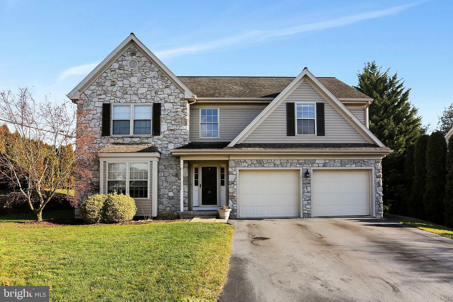 Property Photo:  44 Edgewood Drive  PA 17543 