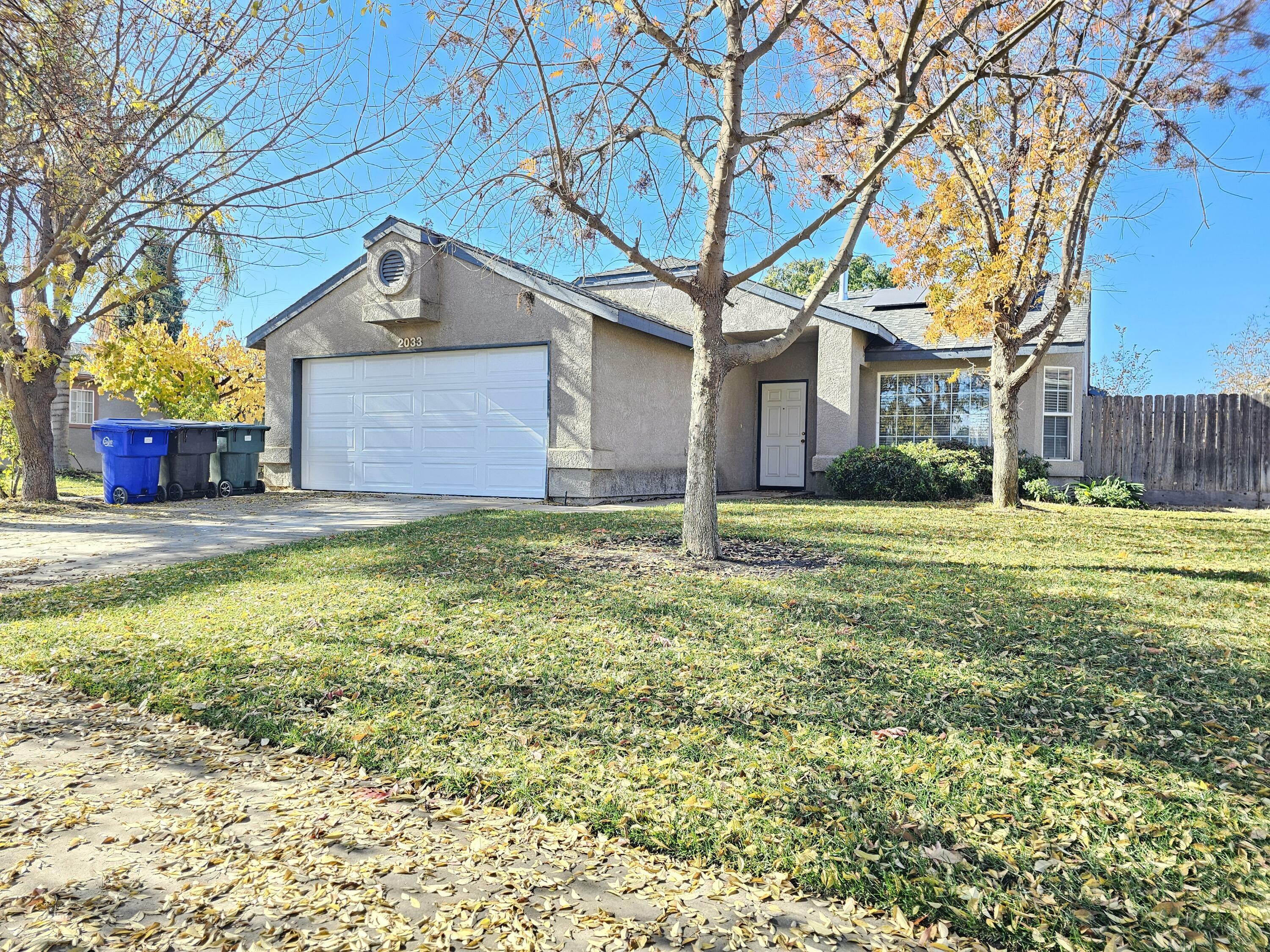 Property Photo:  2033 N Virginia Court  CA 93223 