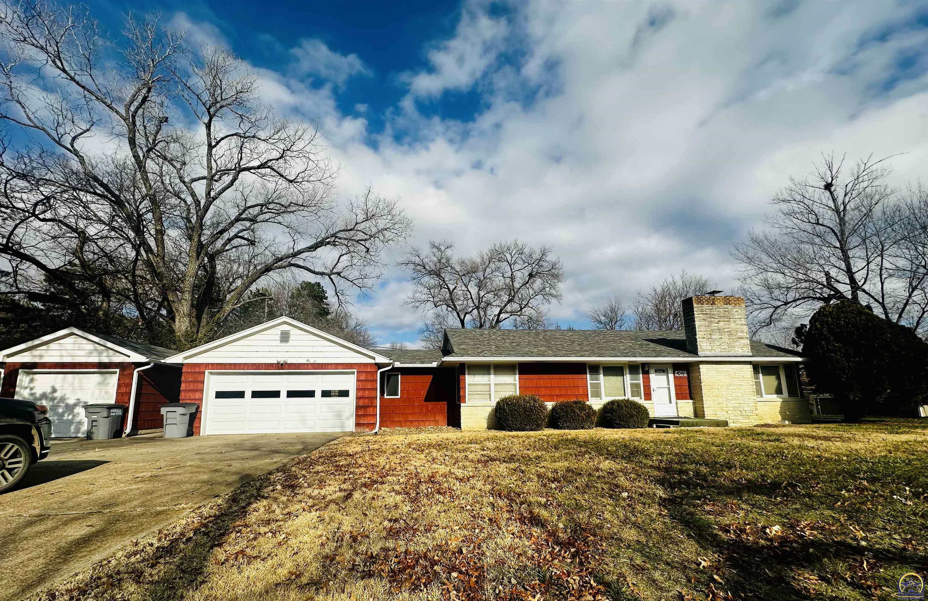 Property Photo:  1016 W 18th Ave  KS 66801 