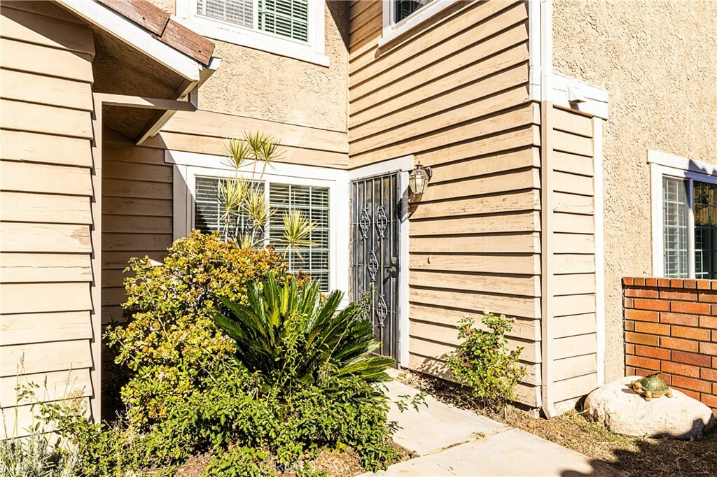 Property Photo:  820 Chelsea Ct. Court  CA 93065 