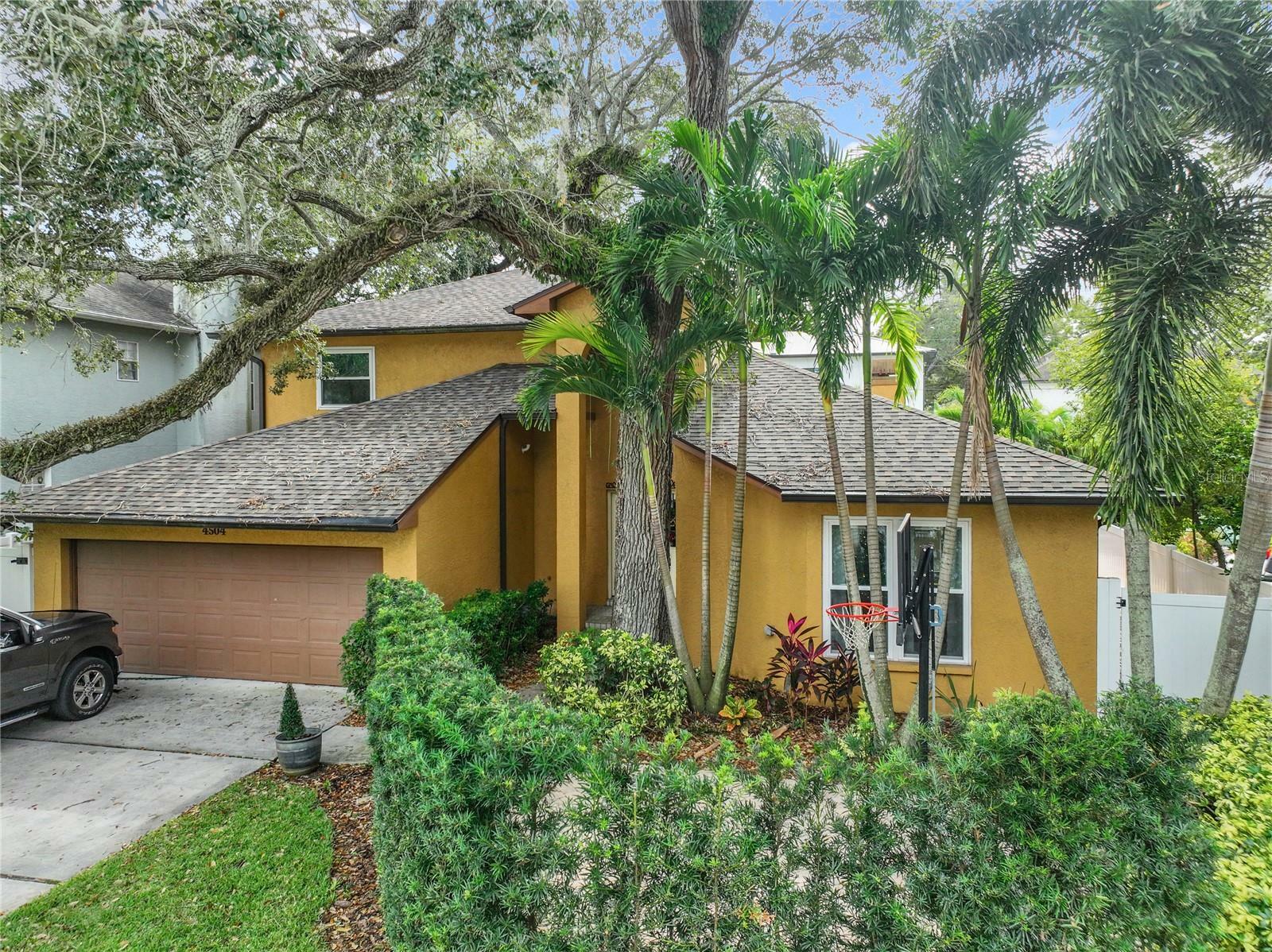 Property Photo: 4504 W Azeele Street FL 33609