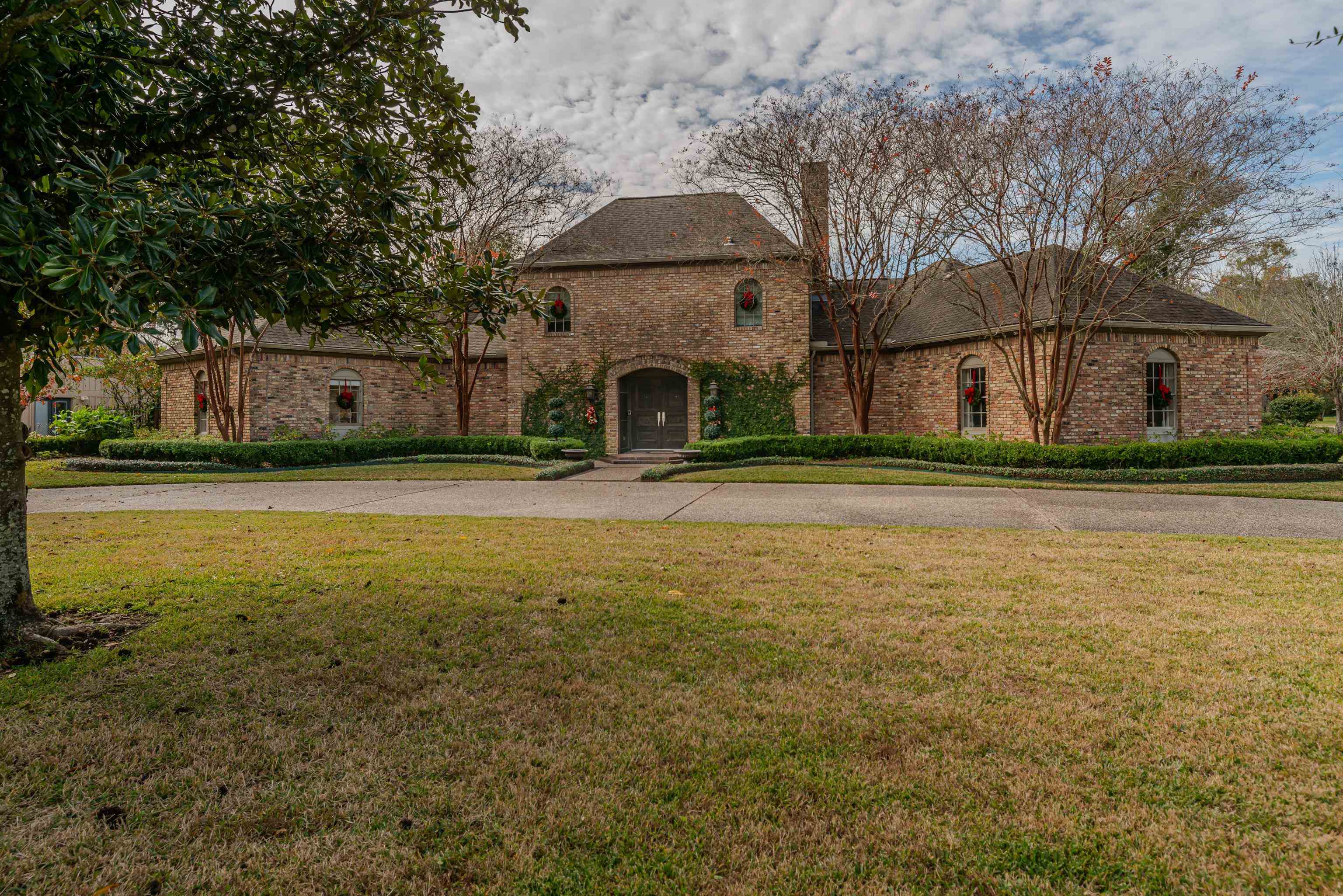 Property Photo:  130 Central Caldwood Drive  TX 77707 