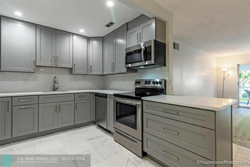 Property Photo:  6327 Bay Club Dr 4  FL 33308 