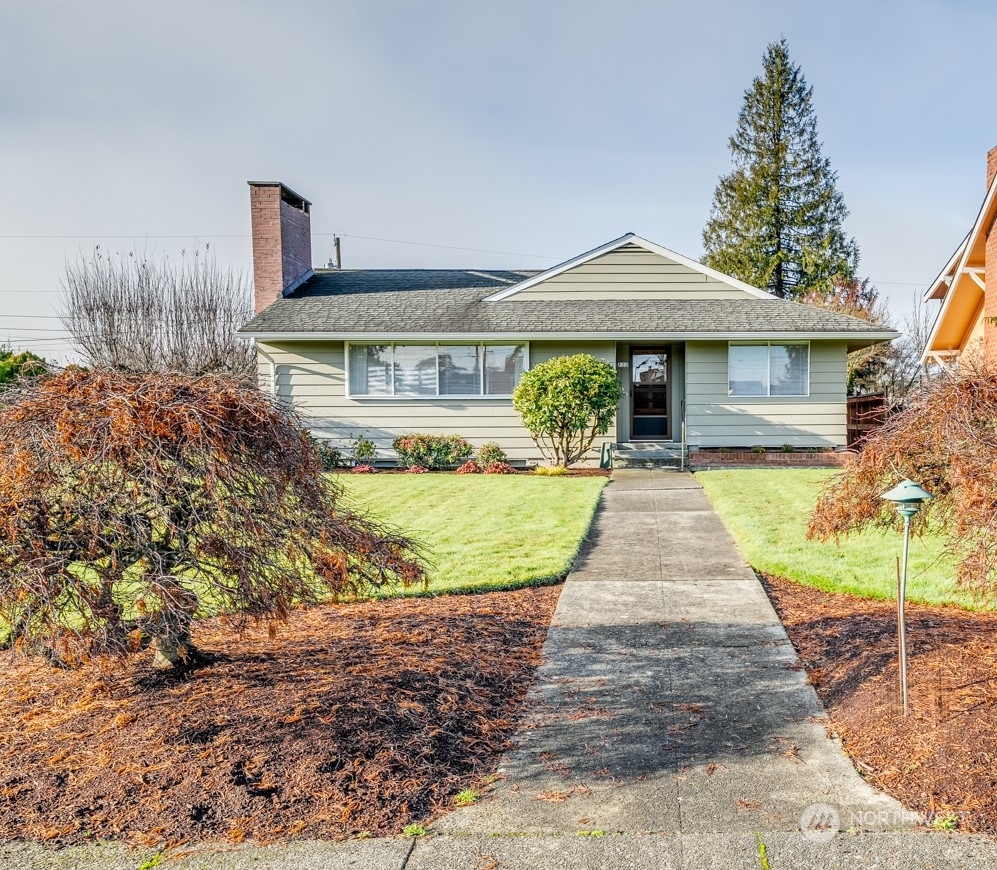 Property Photo:  722 Rucker Avenue  WA 98201 