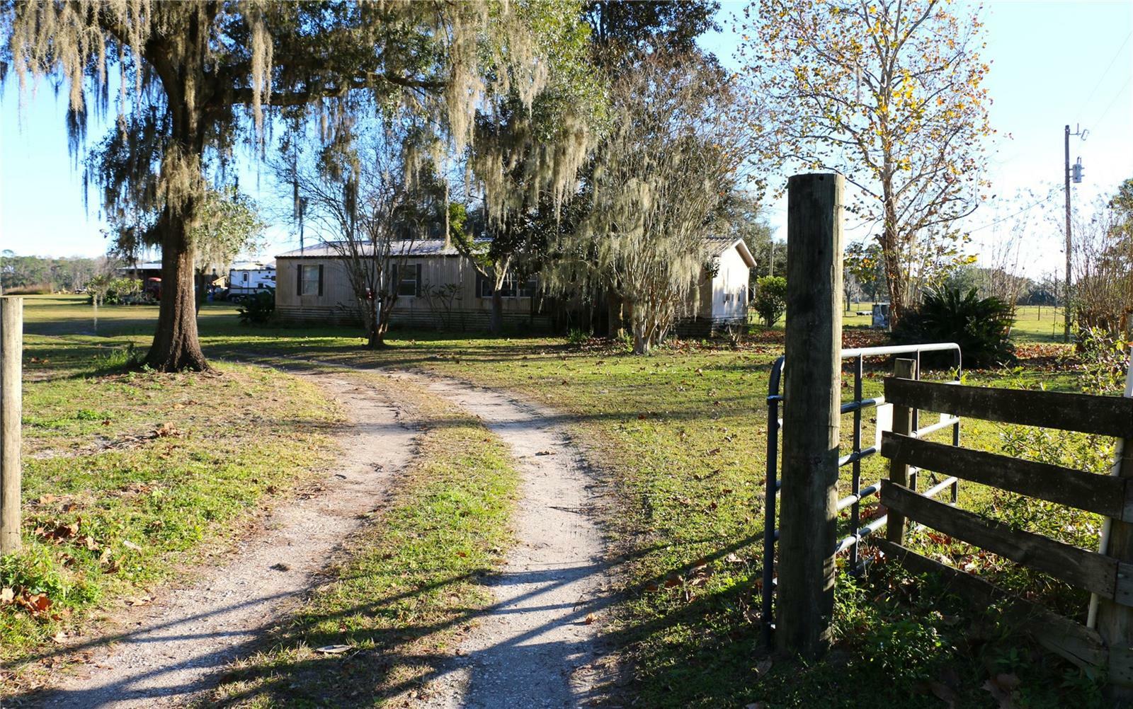 Property Photo:  4922 Mount Pleasant Road  FL 34736 