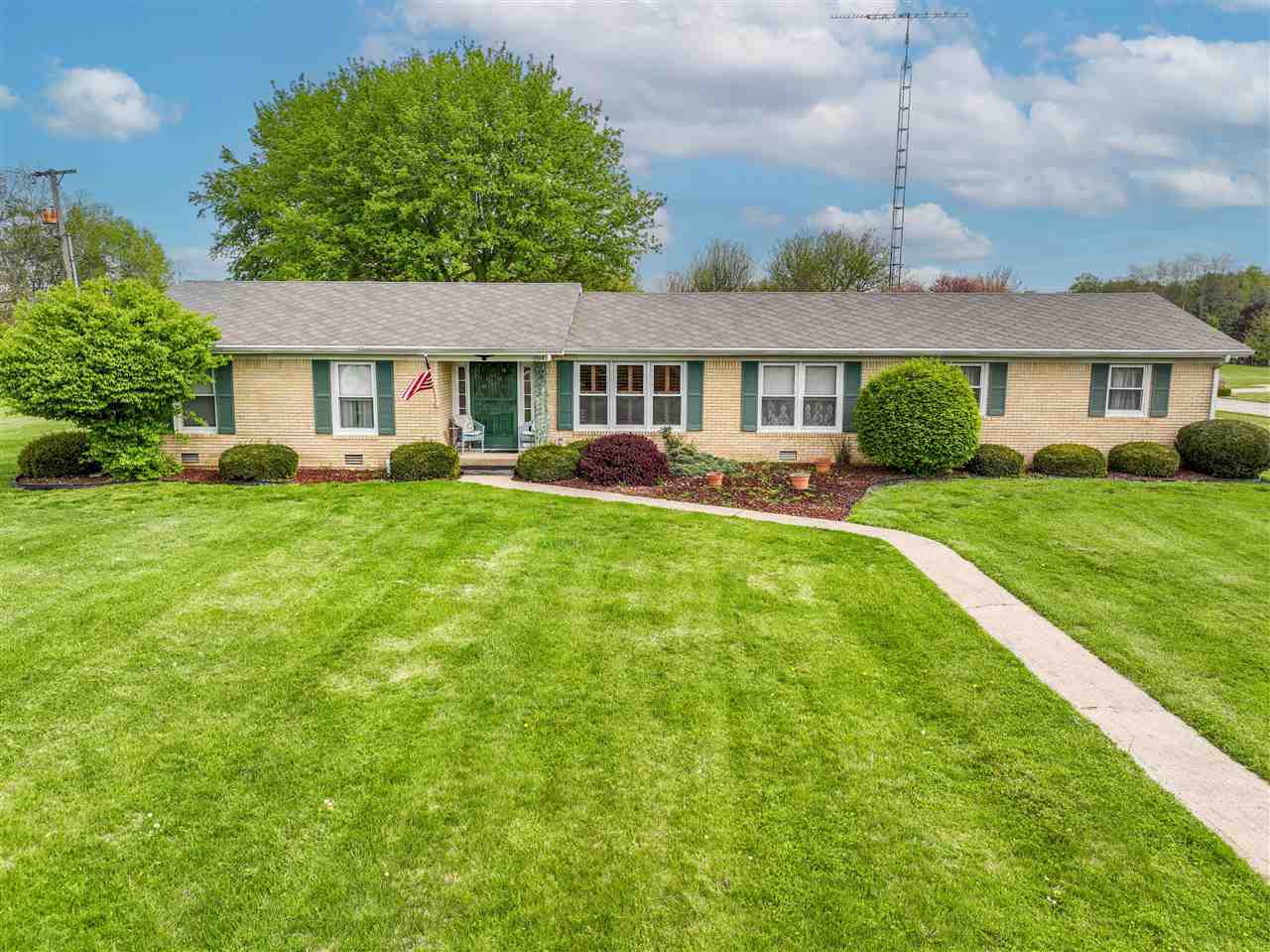 Property Photo:  1005 E Delaware Street  IN 47327 