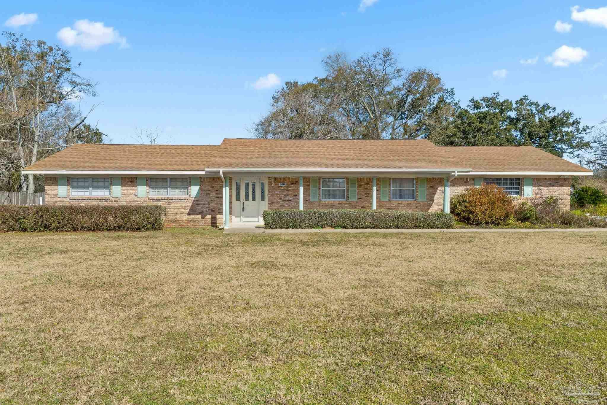 Property Photo:  300 Limerick Ln  FL 32514 