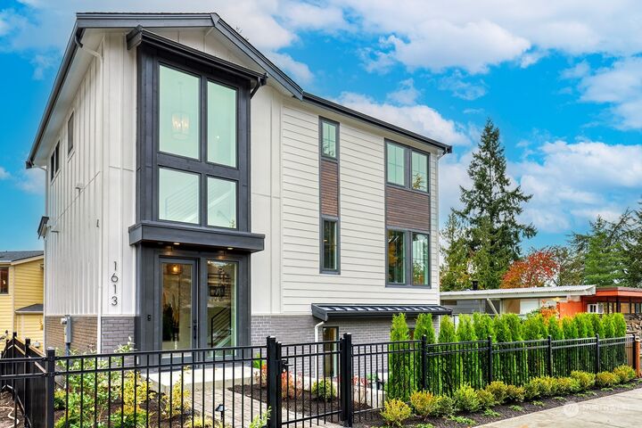 1613 Market Street  Kirkland WA 98033 photo