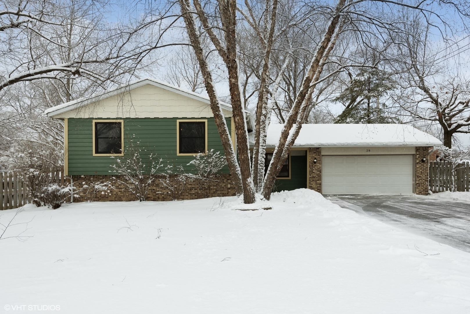 Property Photo:  28 Hickory Lane  IL 60102 