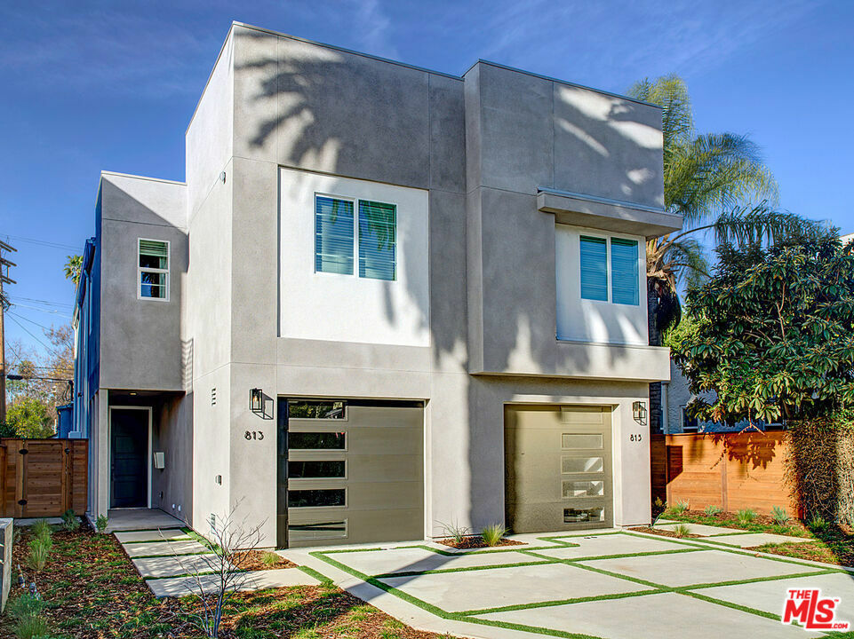 Property Photo:  813 N Cherokee Avenue  CA 90038 