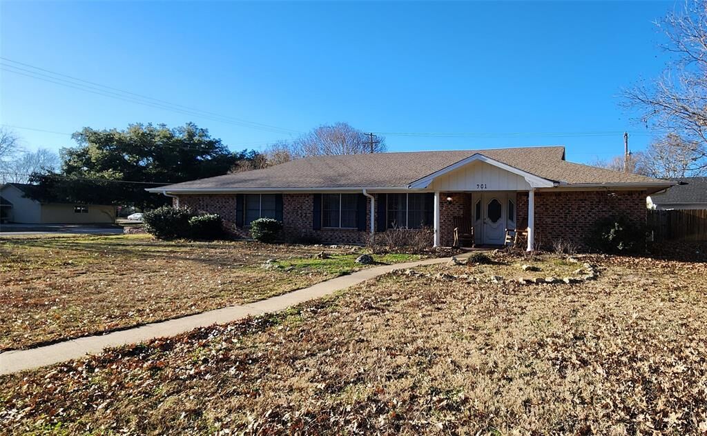 Property Photo: 901 Hillandale Street TX 76667