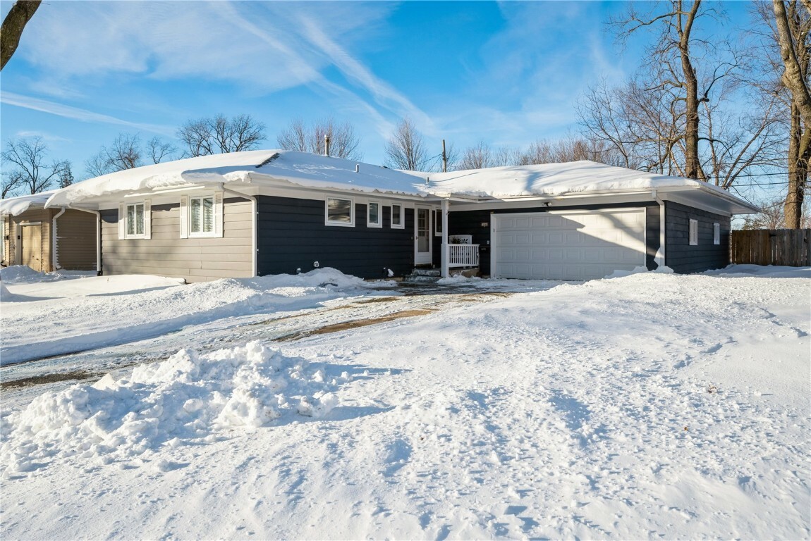 Property Photo:  1690 Country Club Dr  IA 52302 