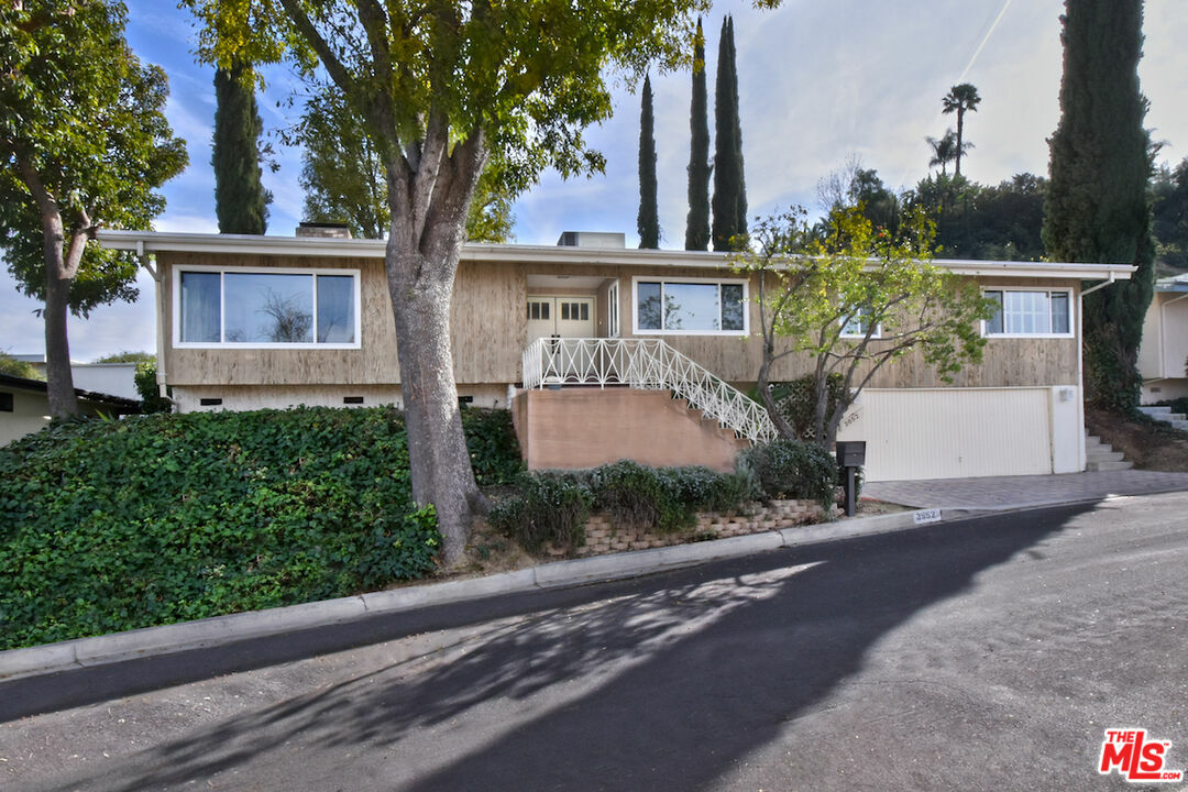 Property Photo:  3852 Sherview Dr  CA 91403 