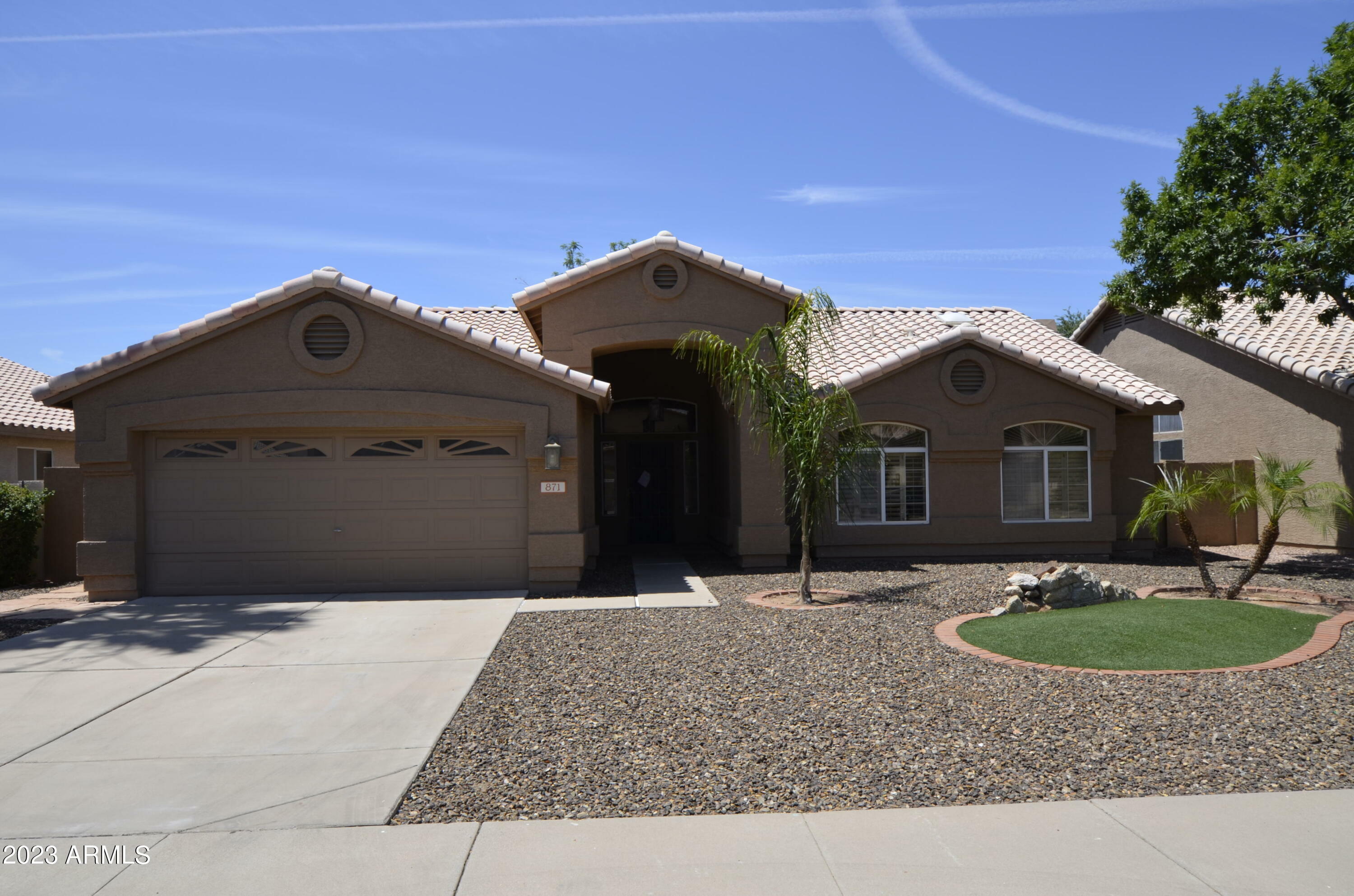 Property Photo:  871 W Horseshoe Avenue  AZ 85233 