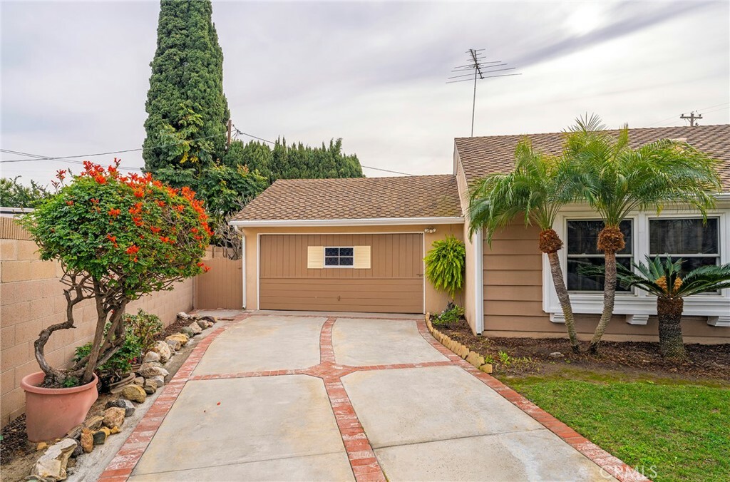 Property Photo:  908 S Neptune Place  CA 92804 