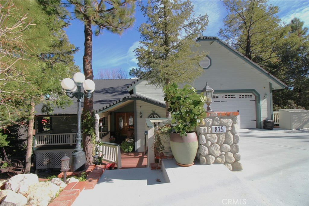 Property Photo: 825 Marin Lane CA 92352