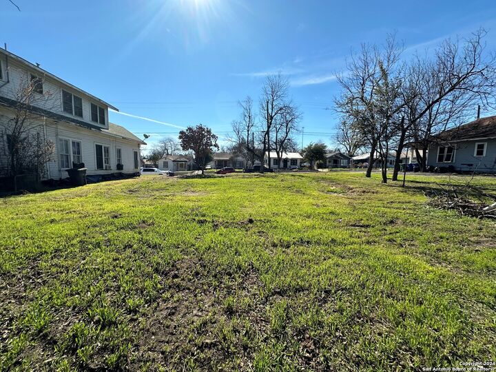 Property Photo: 419 Cass Ave TX 78204