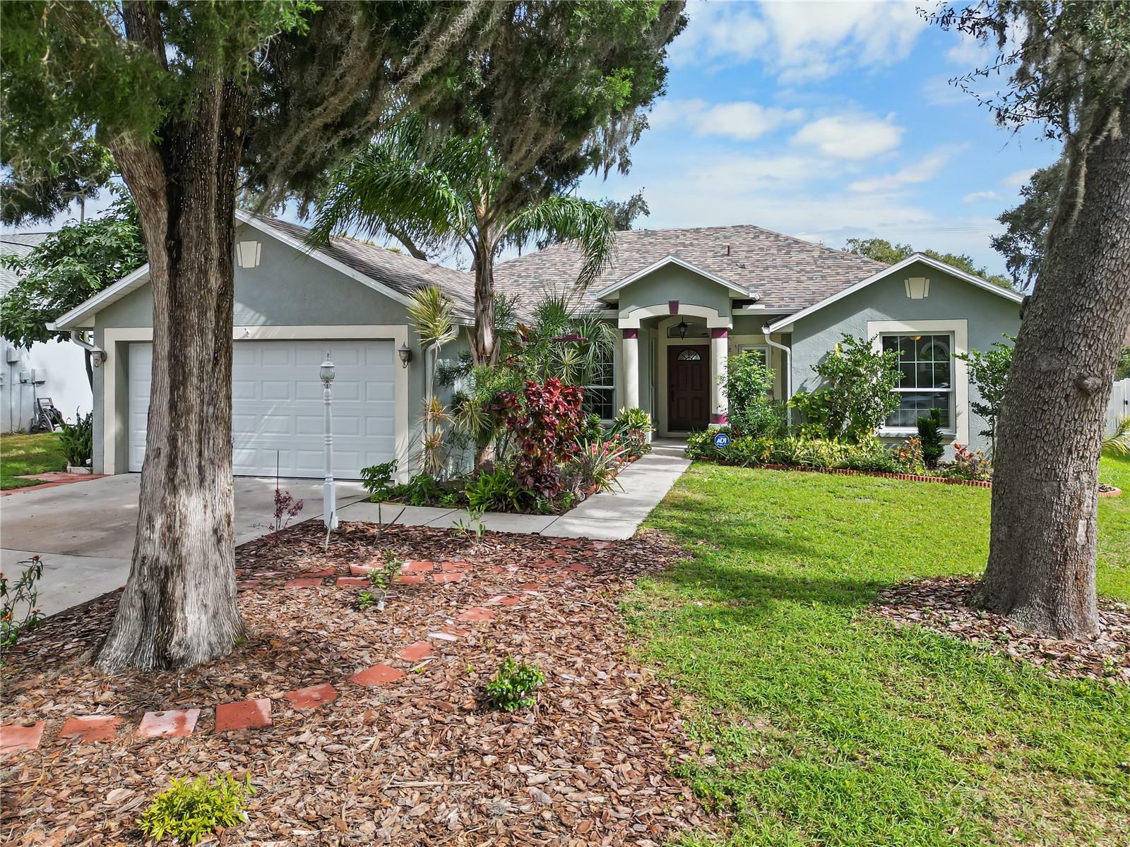 Property Photo:  2331 Towering Oaks Circle  FL 33584 