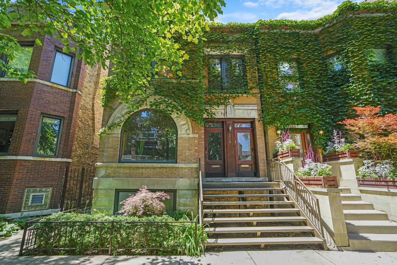 Property Photo: 3816 N Kenmore Avenue 2 IL 60613