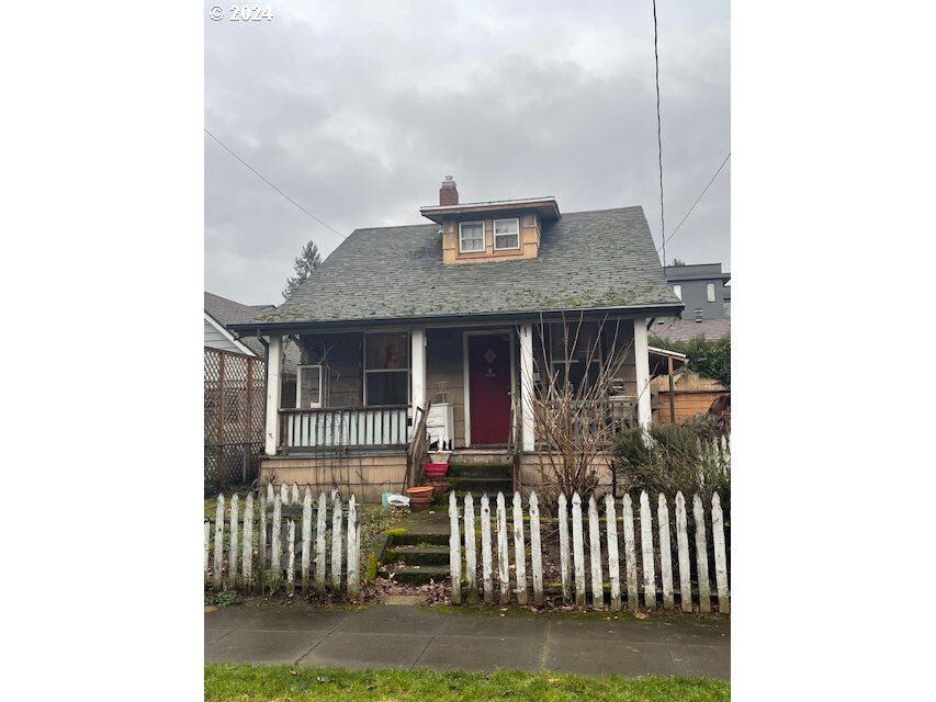 Property Photo:  7968 SE 16th Ave  OR 97202