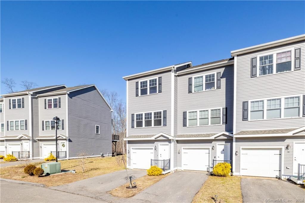 Property Photo:  32 Hampton Court  CT 06424 