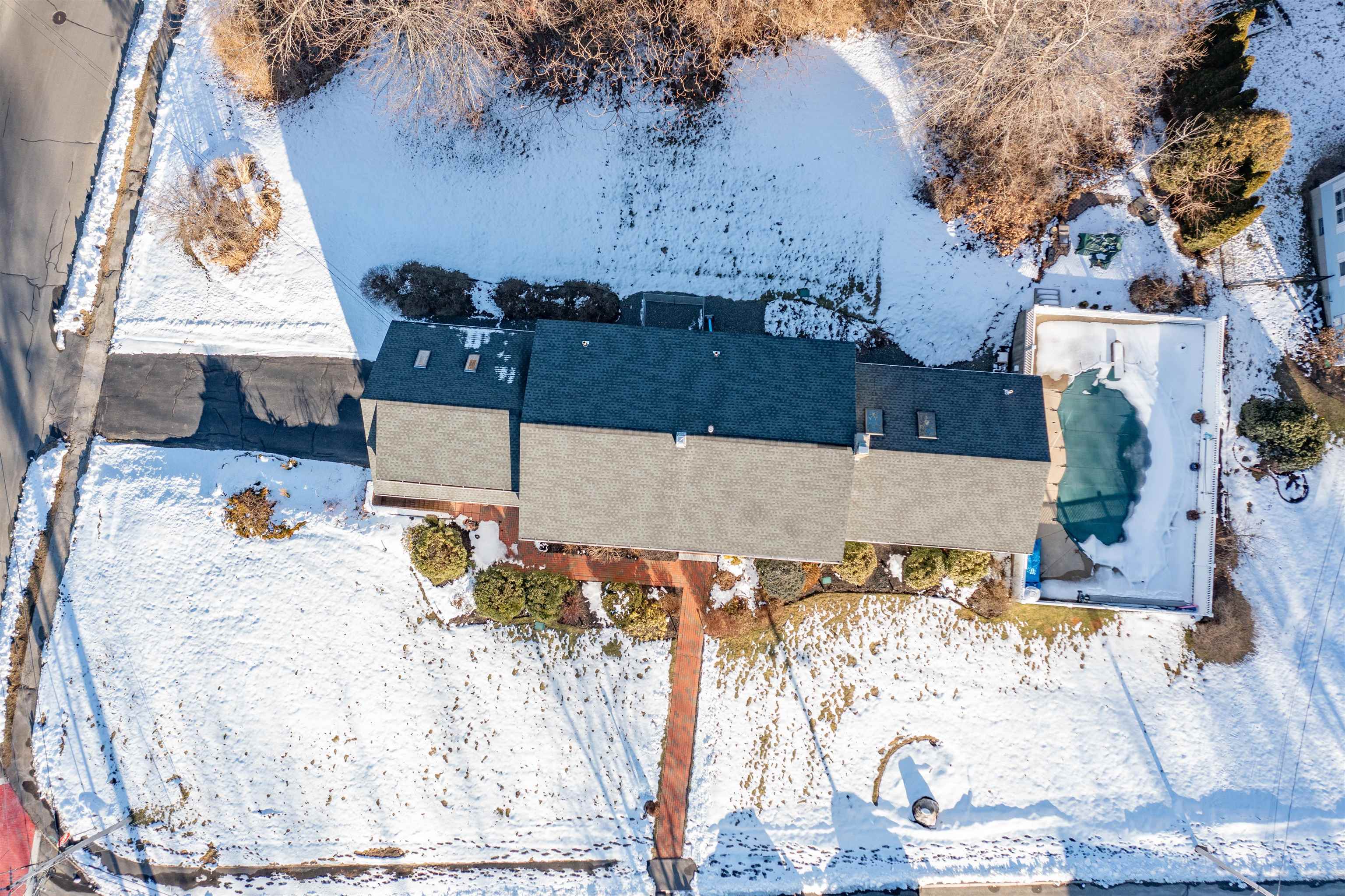 Property Photo: 2 Rosecliff Drive NH 03062