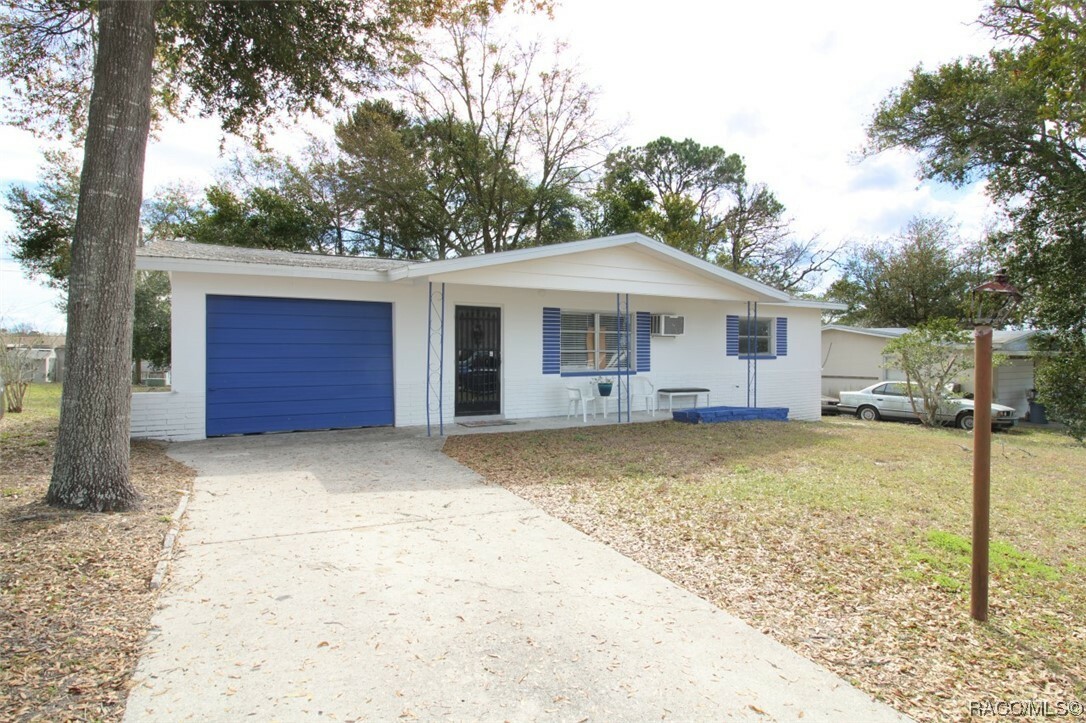 Property Photo:  43 S Barbour Street  FL 34465 