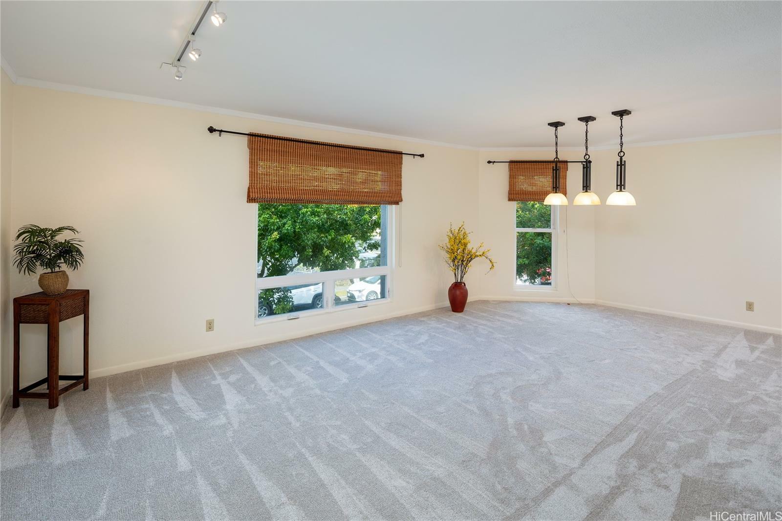 Property Photo:  2930 E Manoa Road 5B  HI 96822 