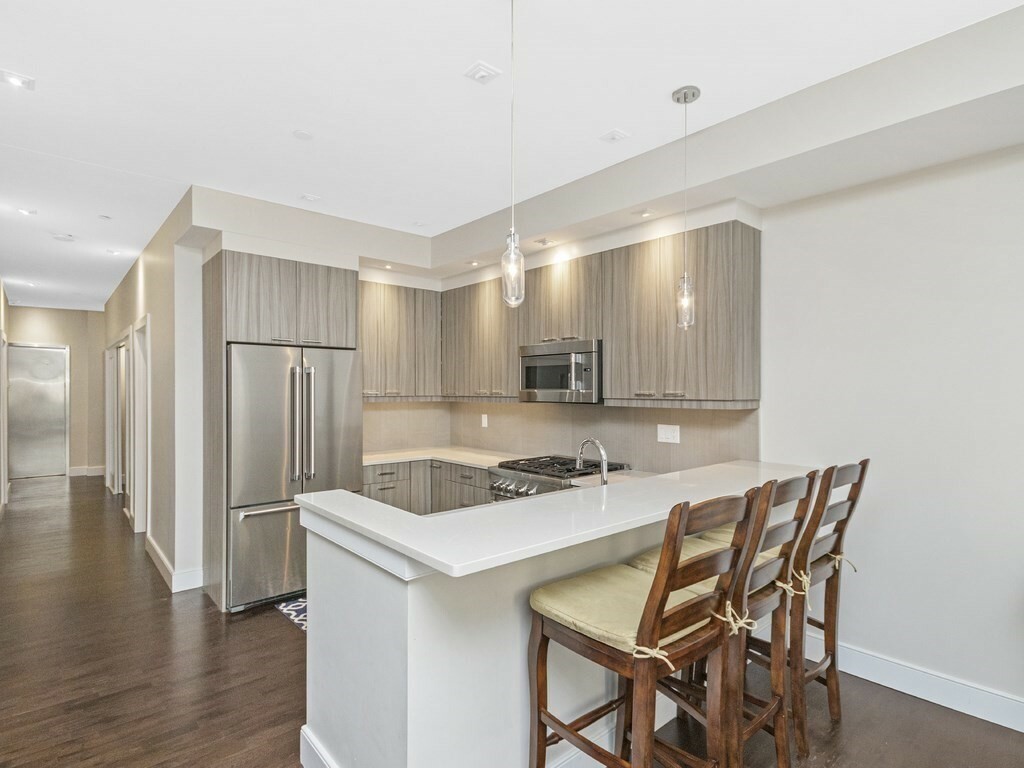 Property Photo:  511 E 5th St 1R  MA 02127 