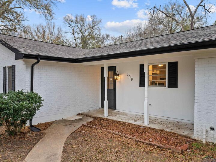 Property Photo: 609 Beverly Dr TX 75683