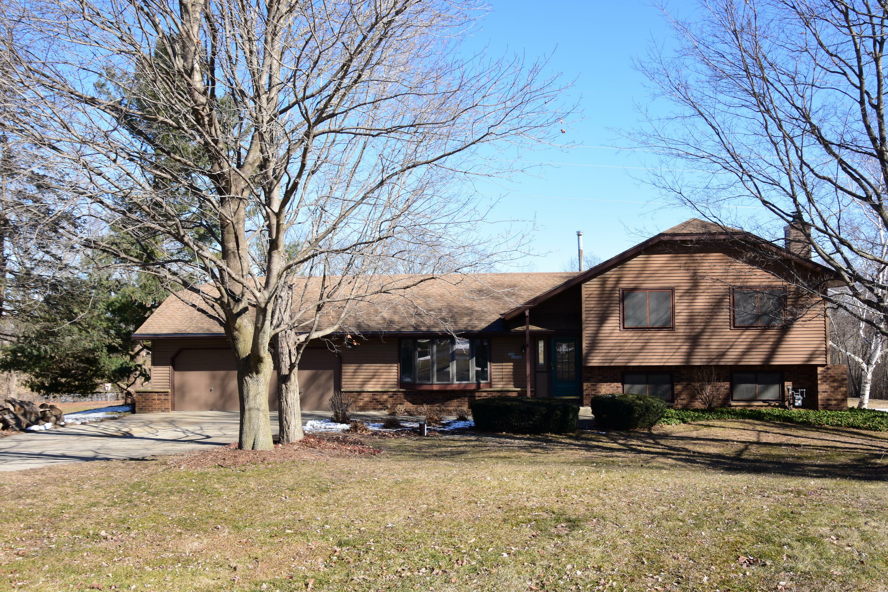 Property Photo:  W309s10340 Knoll Ct  WI 53149 