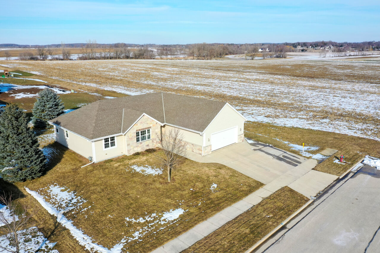 Property Photo:  406 Allison Way  WI 53010 