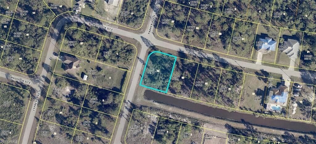 Property Photo: 1014 Maddock St E FL 33974
